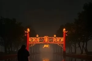 《铁轨上的夏天》封面，夏日午后延伸向远山的废弃铁轨